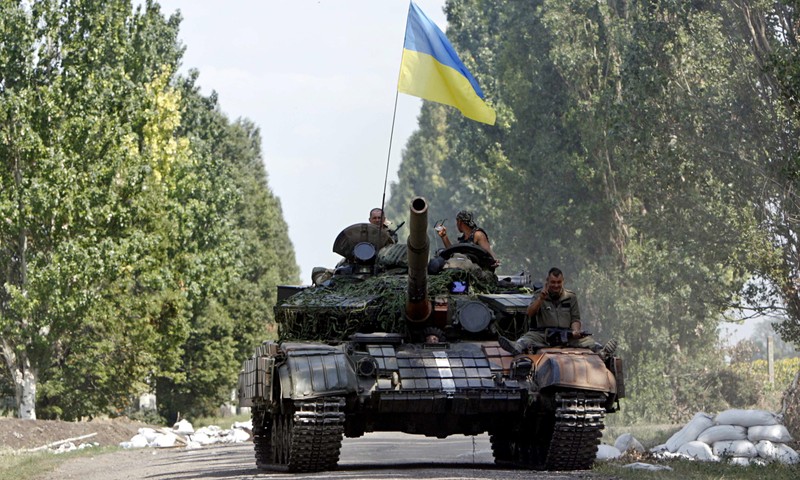 Xe tăng quân đội Ukraine ở khu vực xung đột miền đông