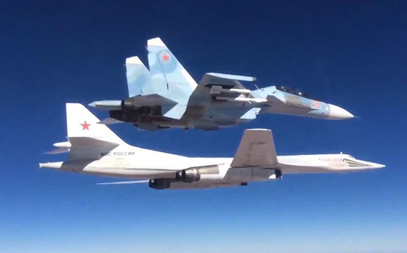 Chiến đấu cơ Su-30SM hộ tống Tu160 làm nhiệm vụ tại chiến trường Syria