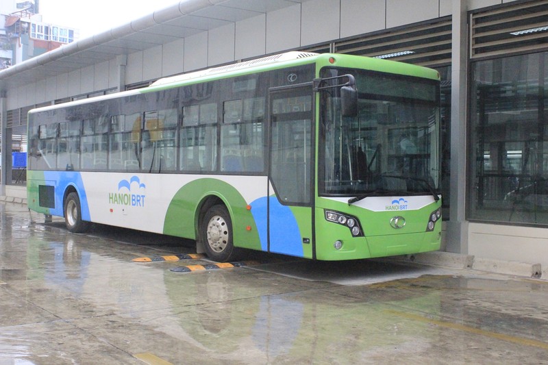 Xe buýt BRT 01 tại bến Kim Mã - (Ảnh Quang Vững)