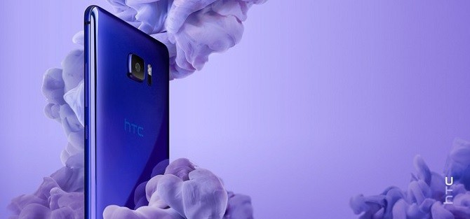 HTC U Ultra là chiếc flagship đầu tiên chạy Android được giới thiệu trong năm 2017.