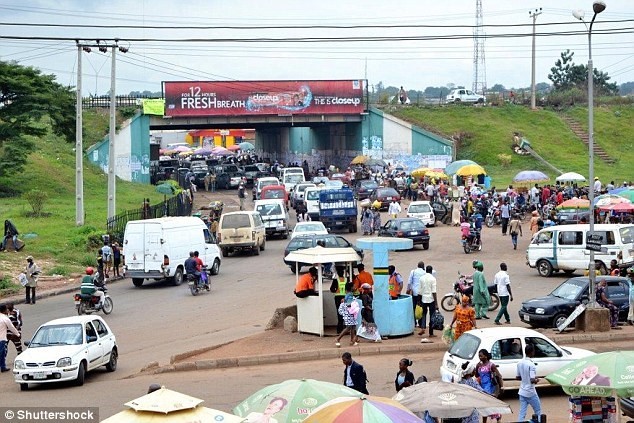 Sang đường ở Nigeria: Đây là một trải nghiệm dựng tóc gáy, khi những người đi bộ và xe không tuân thủ theo một quy tắc nào. Các nhóm người đi bộ thường đi qua đường trước mũi những chiếc xe chạy với vận tốc 100 km/h. Nếu xe đâm phải người đi bộ, lái xe th