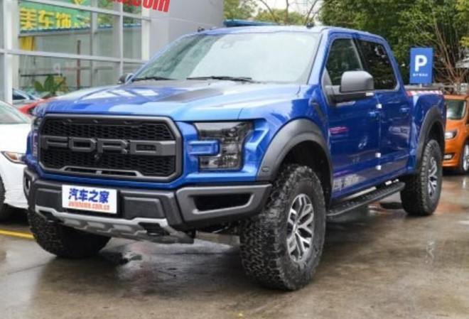 Ford F-150 Raptor đầu tiên có mặt tại một đại lý ở Thượng Hải.