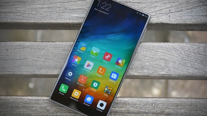 Màn hình hiển thị của Mi Mix. Ảnh: CNET.