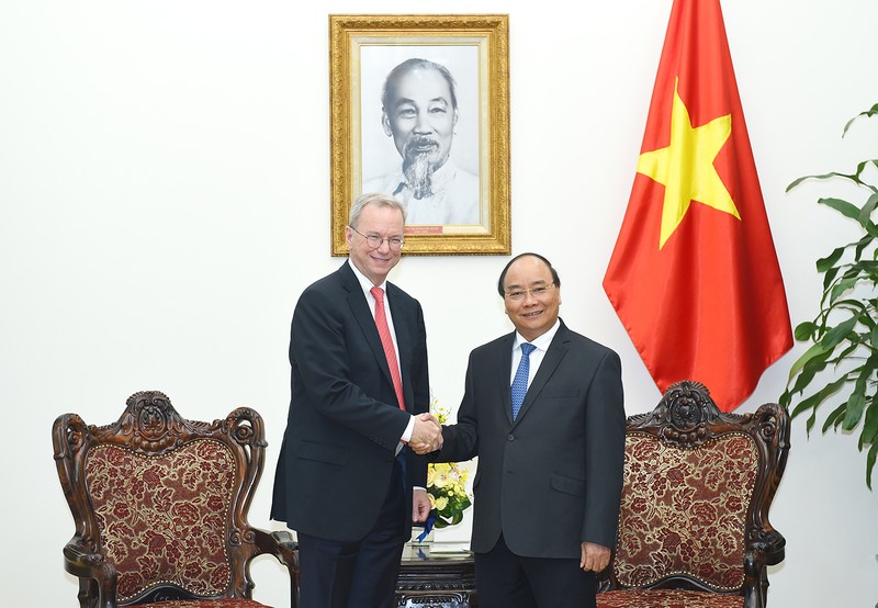 Thủ tướng Nguyễn Xuân Phúc tiếp ông Eric Schmidt, Chủ tịch điều hành Tập đoàn Alphabet (công ty mẹ của Google). Ảnh: VGP/Quang Hiếu