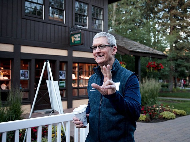 Một ngày của Tim Cook thường bắt đầu từ rất sớm. Theo tạp chí USA Today, Tim Cook luôn dậy vào lúc 3 giờ 45 phút sáng.
