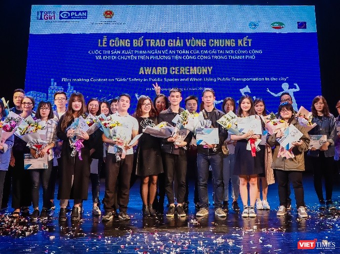 Các tác giả lên nhận giải. VietTimes.