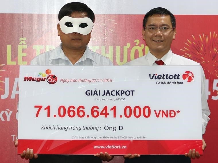 Đại diện Vietlott trao thưởng cho khách hàng