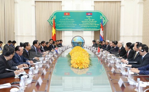 Tổng bí thư Nguyễn Phú Trọng hội kiến Thủ tướng Campuchia Samdech Hun Sen. Ảnh: TTXVN 