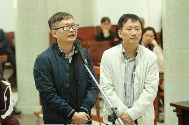 Bị cáo Đinh Mạnh Thắng và bị cáo Trịnh Xuân Thanh tại tòa. Ảnh: TTXVN