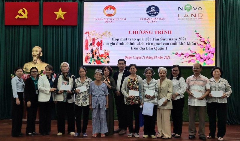 Những hộ nghèo, gia đình chính sách Quận 1 (TP.HCM) nhận quà Tết từ Tập đoàn Novaland – Thành viên của Nova Group