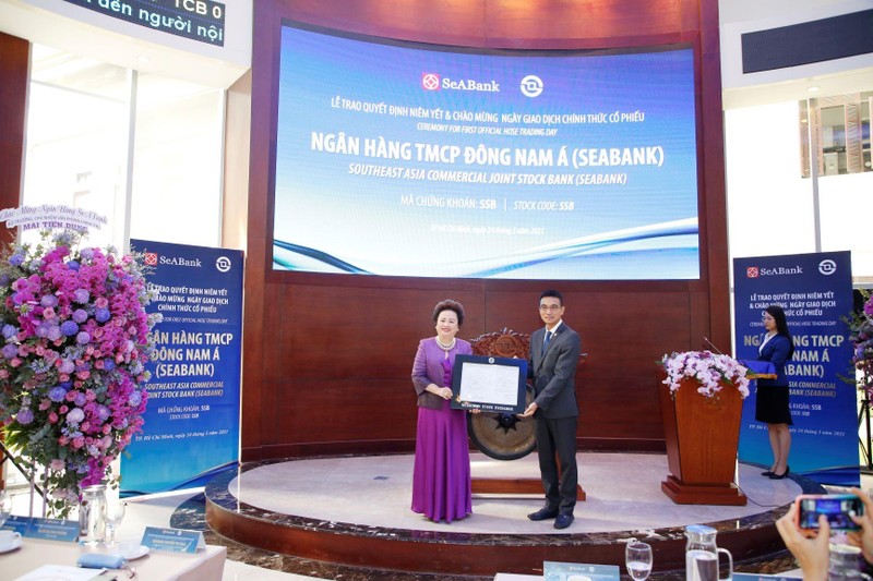 Bà Nguyễn Thị Nga - Phó Chủ tịch thường trực HĐQT SeABank nhận quyết định niêm yết cổ phiếu SSB trên sàn HOSE.