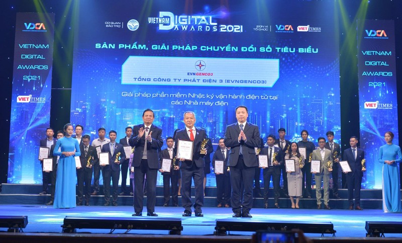 Đại diện EVNGENCO3 nhận giải thưởng tại Lễ trao giải Vietnam Digital Awards 2021.