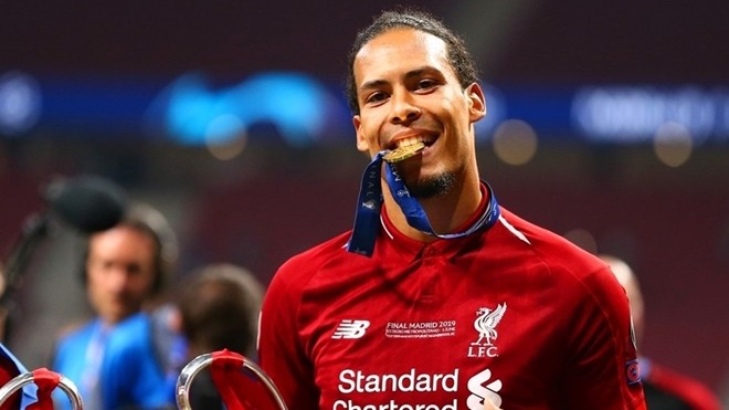 Van Dijk của Liverpool đã vượt qua cả Messi và Ronaldo để trở thành chủ nhân danh hiệu "Cầu thủ xuất sắc nhất mùa giải 2018-2019". Ảnh: Getty.