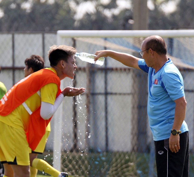 Ông Park quyết tâm “vá lỗi” để giành chiến thắng trước U23 Jordan. Ảnh AFC