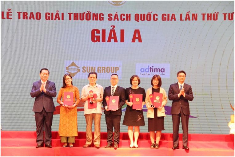 Lãnh đạo Đảng và Nhà nước trao giải A cho các tác giả đoạt giải A. Ảnh Mic