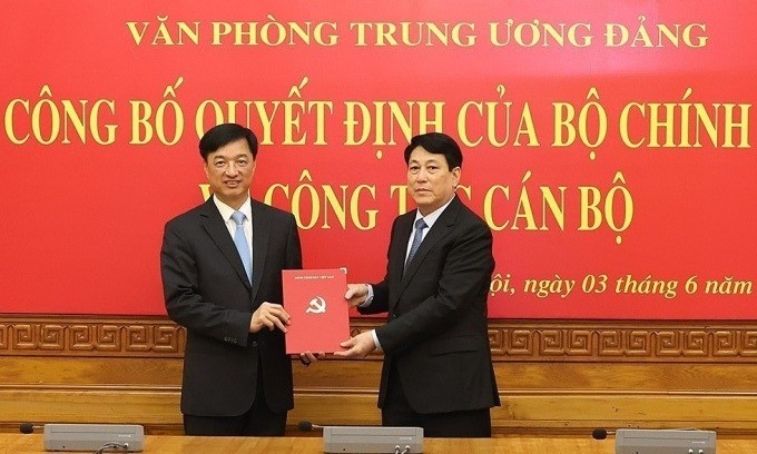 Thường trực Ban Bí thư Lương Cường trao Quyết định điều động, bổ nhiệm Thượng tướng Nguyễn Duy Ngọc. Ảnh: TTXVN