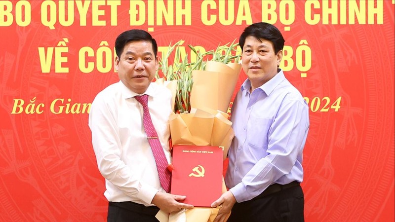 Thường trực Ban Bí thư Lương Cường (phải) trao quyết định cho tân Bí thư Bắc Giang Nguyễn Văn Gấu. 