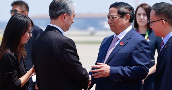 Đại sứ Trung Quốc tại Việt Nam Hùng Ba đón Thủ tướng Phạm Minh Chính tại sân bay. Ảnh: VGP/Nhật Bắc