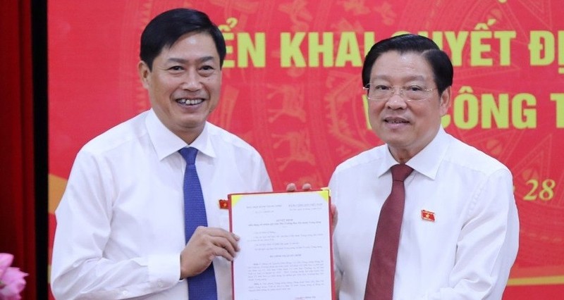 Trưởng Ban Nội chính Trung ương Phan Đình Trạc trao quyết định của Bộ Chính trị điều động, bổ nhiệm ông Nguyễn Hữu Đông.