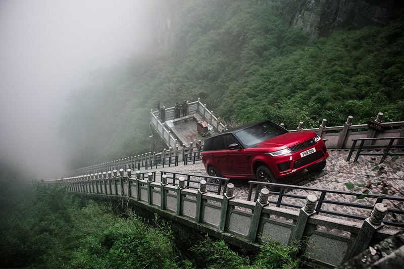 Range Rover Sport P400e sử dụng động cơ xăng Ingenium kết hợp với mô-tơ điện để hoàn thành thử thách của cung đường gian nan