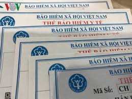 Trong năm 2018, thẻ bảo hiểm y tế bằng giấy sẽ được chuyển sang thẻ điện tử. Ảnh: VietnamNet