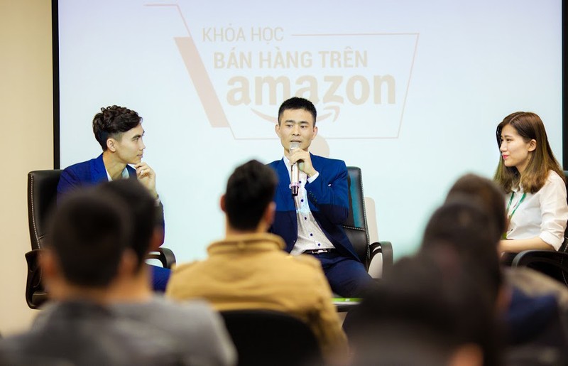 Ông Phạm Khánh (người cầm micro) trong một buổi tập huấn bán hàng qua Amazon cho các doanh nghiệp. Ảnh: Vietmoz