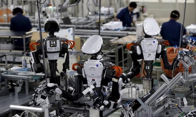 Robot làm việc cùng nhân viên người thật. ẢNH: REUTERS