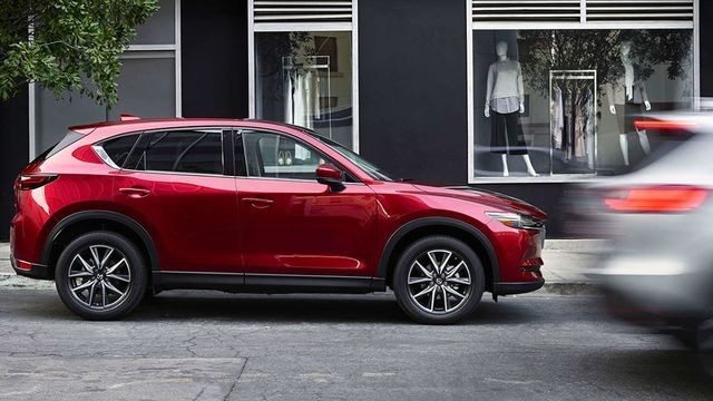 Mẫu xe Mazda trên đường phố