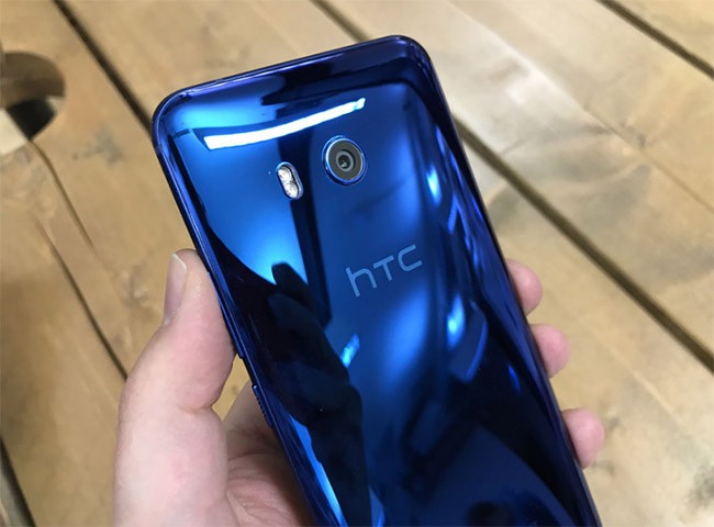 U11 là smartphone cao cấp nhất của HTC (ảnh: Daily Express)