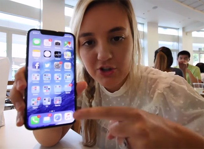 Cô gái khoe iPhone X khiến cha bị sa thải (ảnh: FB nhân vật)