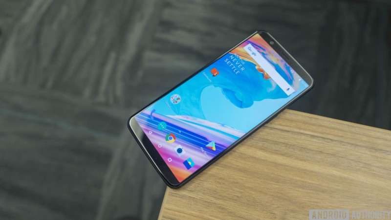 OnePlus 5T, mẫu điện thoại cao cấp nhất vào thời điểm hiện tại của OnePlus (ảnh: Android Authority)