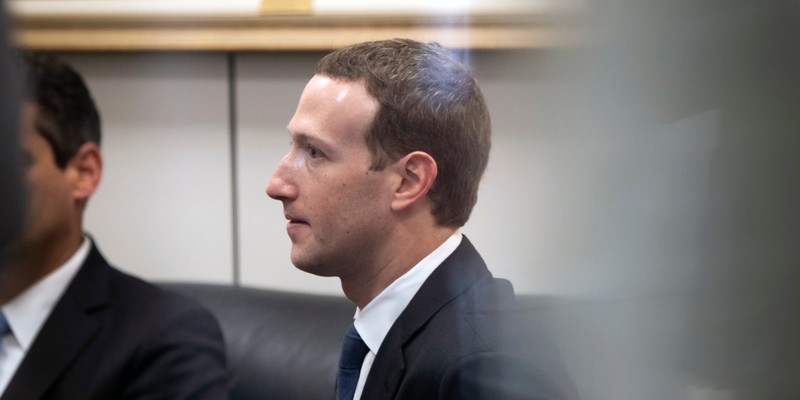 Giám đốc điều hành Facebook Mark Zuckerberg trong một phòng chờ ở Washington vào năm ngoái (ảnh: AP)