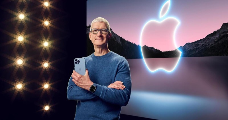 ông Tim Cook - CEO Apple giới thiệu chiếc iPhone 13