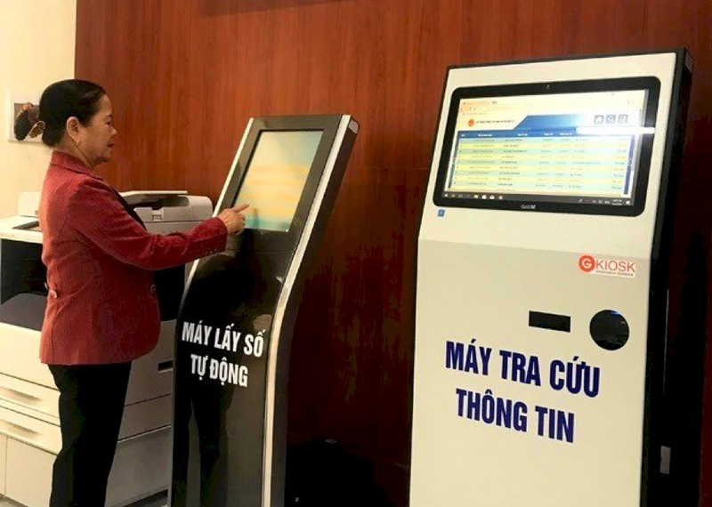 Người dân thực hiện dịch vụ hành chính công qua thiết bị kiosk (ảnh minh họa)