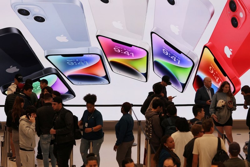 Dòng người xếp hạng tại cửa hàng Apple Fifth Avenue để chờ phát hành iPhone 14 ở Manhattan, ngày 16 tháng 9 năm 2022 (ảnh Reuters)