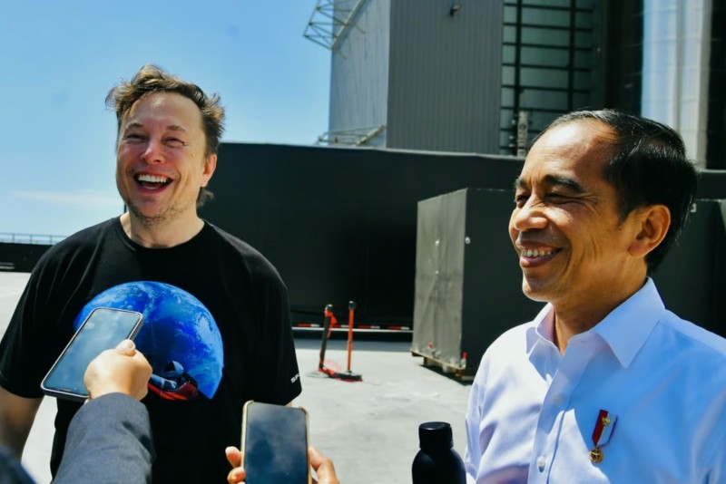 Tỉ phú Elon Musk và Tổng thống Indonesia Joko Widodo (Ảnh: Handout)