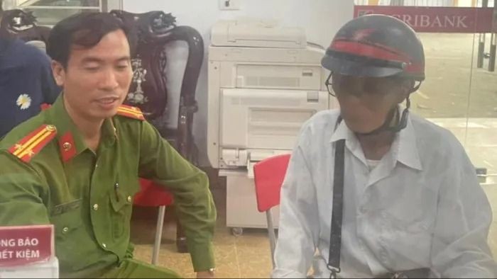Cụ ông 78 tuổi ở Hà Tĩnh suýt bị lừa 100 triệu đồng. (ảnh: CA Kỳ Anh)