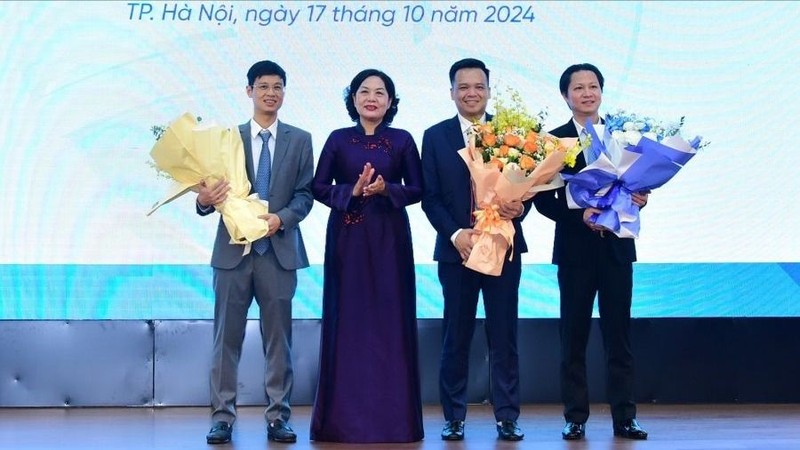 Thống đốc NHNN Việt Nam Nguyễn Thị Hồng tặng hoa chúc mừng tân Thành viên HĐQT và Tổng giám đốc VietinBank Nguyễn Trần Mạnh Trung (thứ hai từ phải sang)