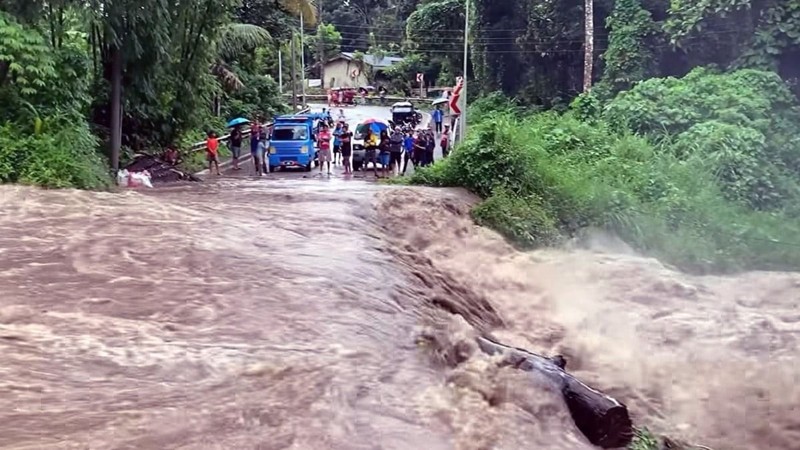 Nhiều khu vực ở Luzon, Visayas và Mindanao đã bắt đầu trải qua tình trạng lở đất, lũ lụt, mất điện do bão Trà Mi gây ra. (Ảnh: Inquirer.net)