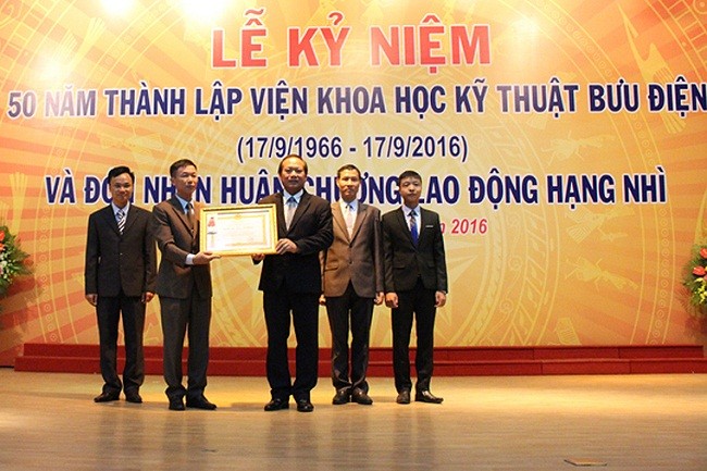 Thừa ủy quyền của Chủ tịch nước, Bộ trưởng Bộ TT&TT Trương Minh Tuấn trao Huân chương Lao động hạng Nhì cho Lãnh đạo Viện Khoa học Kỹ thuật Bưu điện.