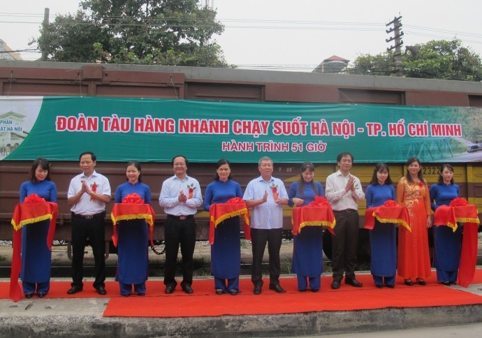 Khai trương tàu hàng nhanh Bắc- Nam- (Ảnh: SGGP).