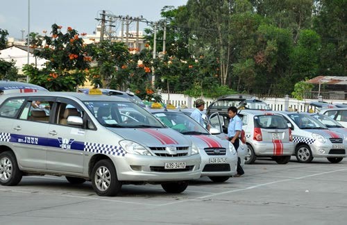 Quy định thu hồi phù hiệu taxi nếu lái xe quá 4 giờ liên tục khiến nhiều tài xế bức xúc- (Ảnh minh họa).