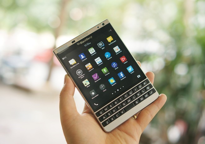 BlackBerry Passport màu bạc hiện có giá bán 8,99 triệu đồng. Ảnh: Thành Duy.