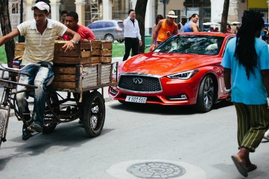 Infiniti Q60 lạ lẫm trong mắt người dân Cuba