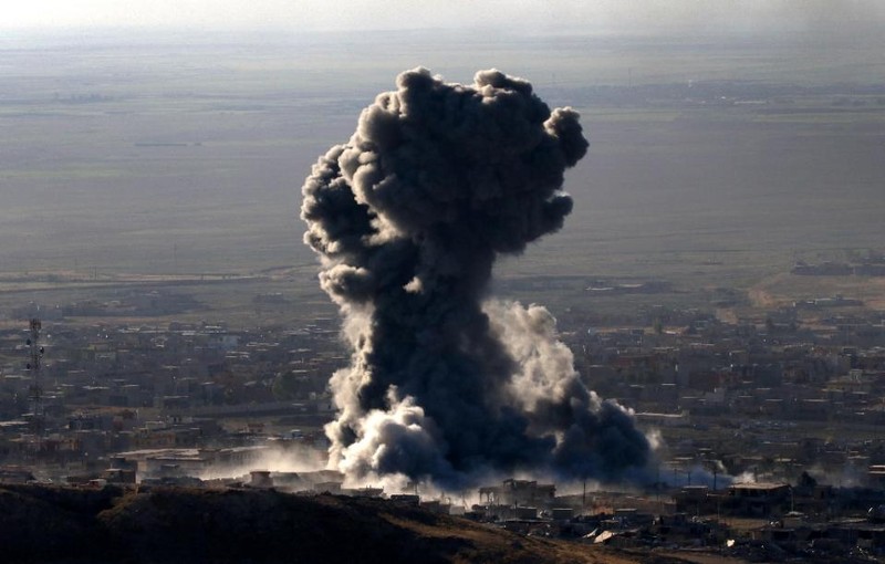 Liên quân không kích một căn cứ của IS ở Mosul hồi tháng 11/2015. (Ảnh minh họa: AFP)