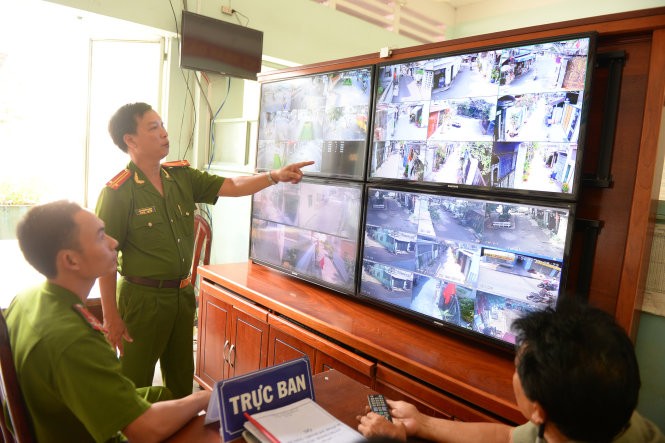 Trung tá Lê Thành Hưng - trưởng Công an P.12, Q.Gò Vấp, TP.HCM - kiểm tra các điểm thường xảy ra cướp giật được lắp đặt camera trên địa bàn phường - Ảnh: Hữu Khoa