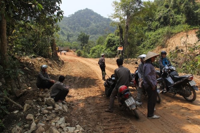 Lực lượng kiểm lâm ứng trực ở khu vực đường dẫn vào nhà máy thủy điện Đăk Re - Ảnh: Trần Mai