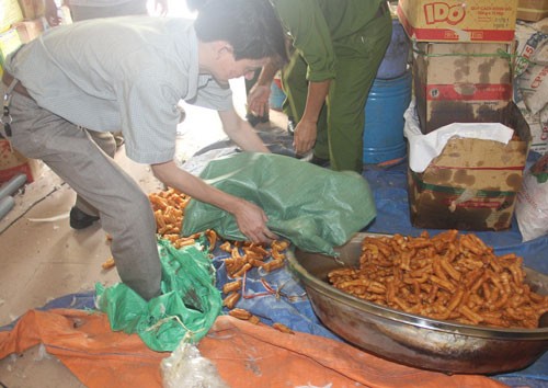 Ông Đới Văn Thịnh (trú phường Đội Cung, TP Vinh) sử dụng phụ gia, ngâm tẩm hóa chất không rõ nguồn gốc sản xuất quẩy Ảnh: Phạm Băng