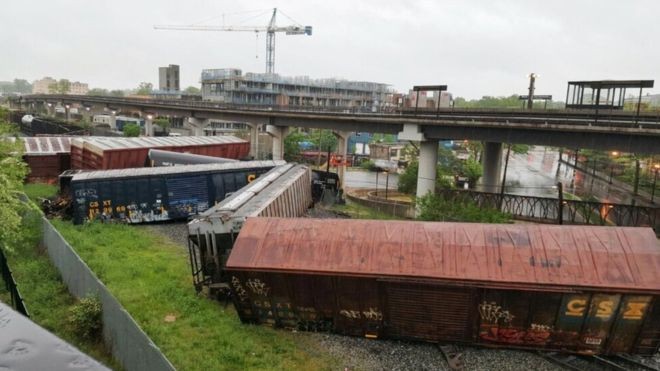 Tàu hỏa trật bánh khiến nhiều toa tàu bị lật, gây rò rỉ hóa chất. ((Nguồn: washingtoncitypaper.com)