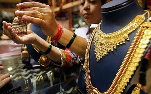 Một cửa hàng nữ trang vàng ở Ấn Độ - Ảnh: Reuters/CNBC.